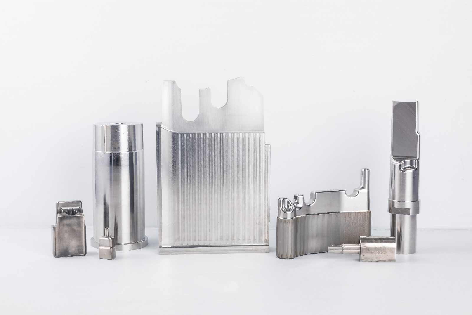 塑料擠壓模具材料一般用什么，塑料模頭出料擠壓