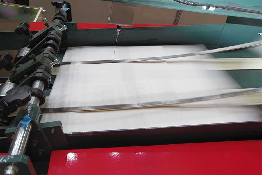 拉伸材料粘在模具